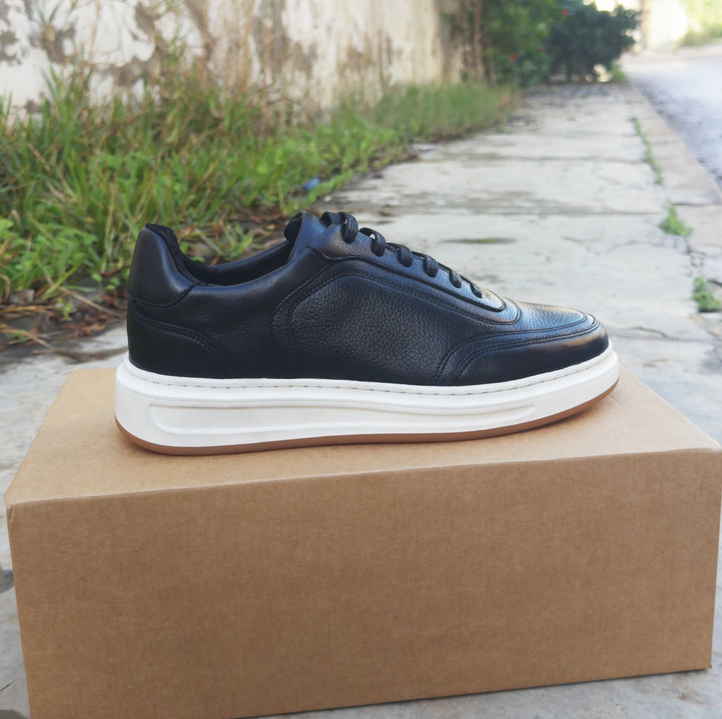 Baskets en Cuir Grainé Beige et Noir Pour Homme et Femme