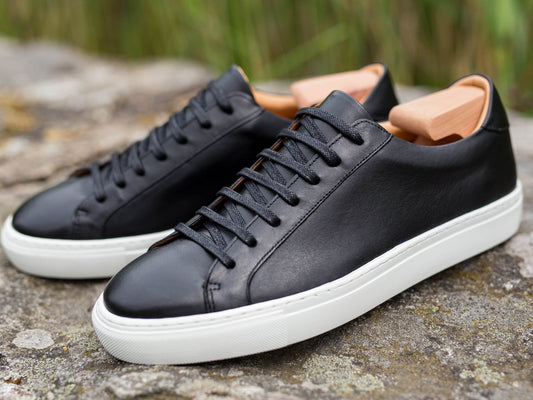 Baskets en Cuir Noir Avec Semelle en Gomme Blache Pour Homme