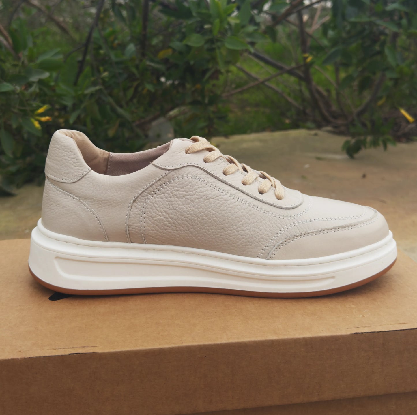 Baskets en Cuir Grainé Beige et Noir Pour Homme et Femme