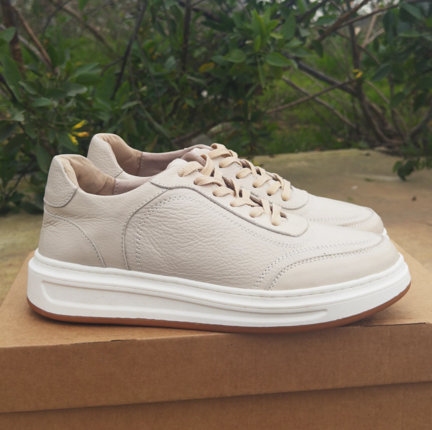 Baskets en Cuir Grainé Beige et Noir Pour Homme et Femme