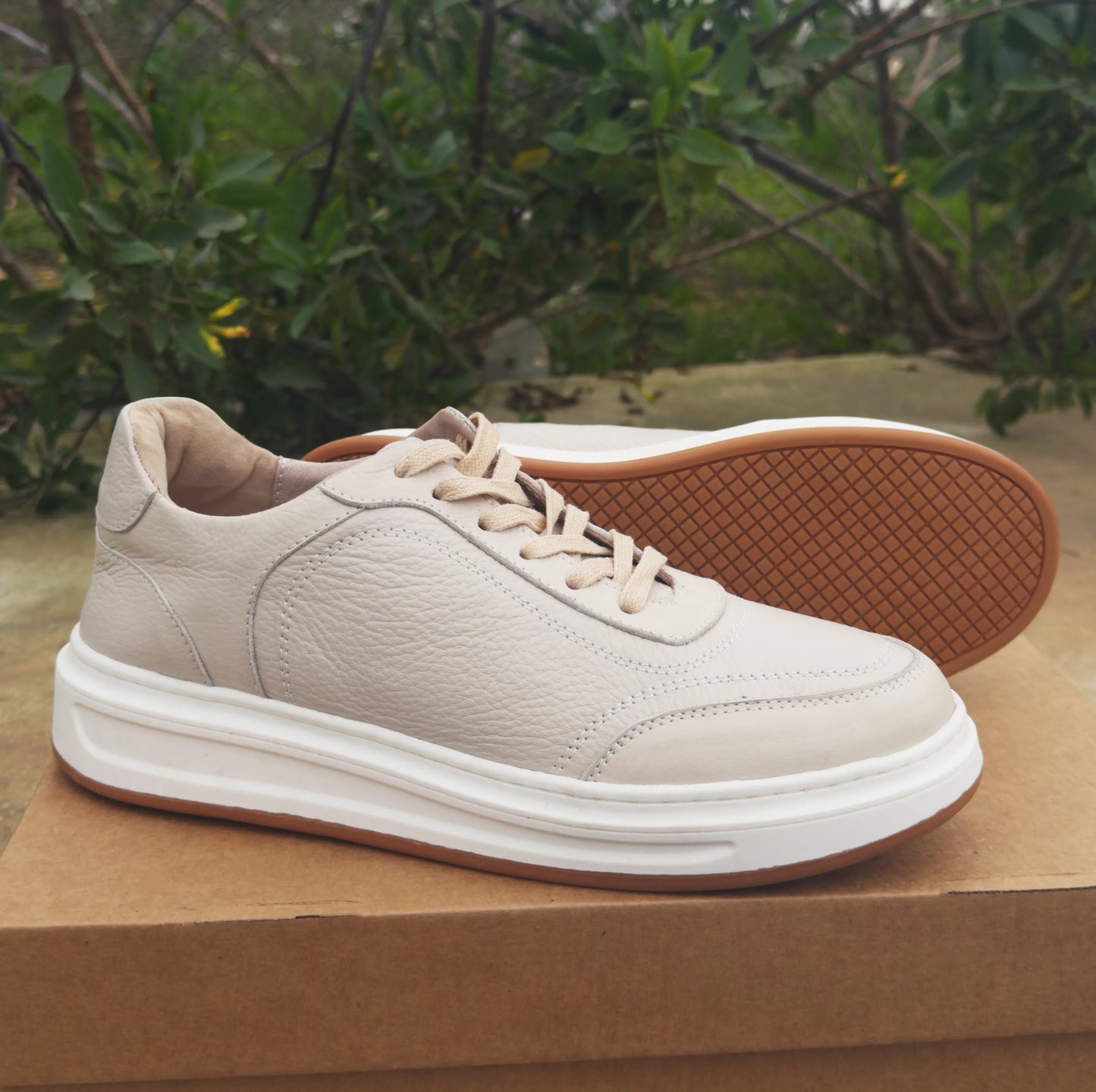 Baskets en Cuir Grainé Beige et Noir Pour Homme et Femme