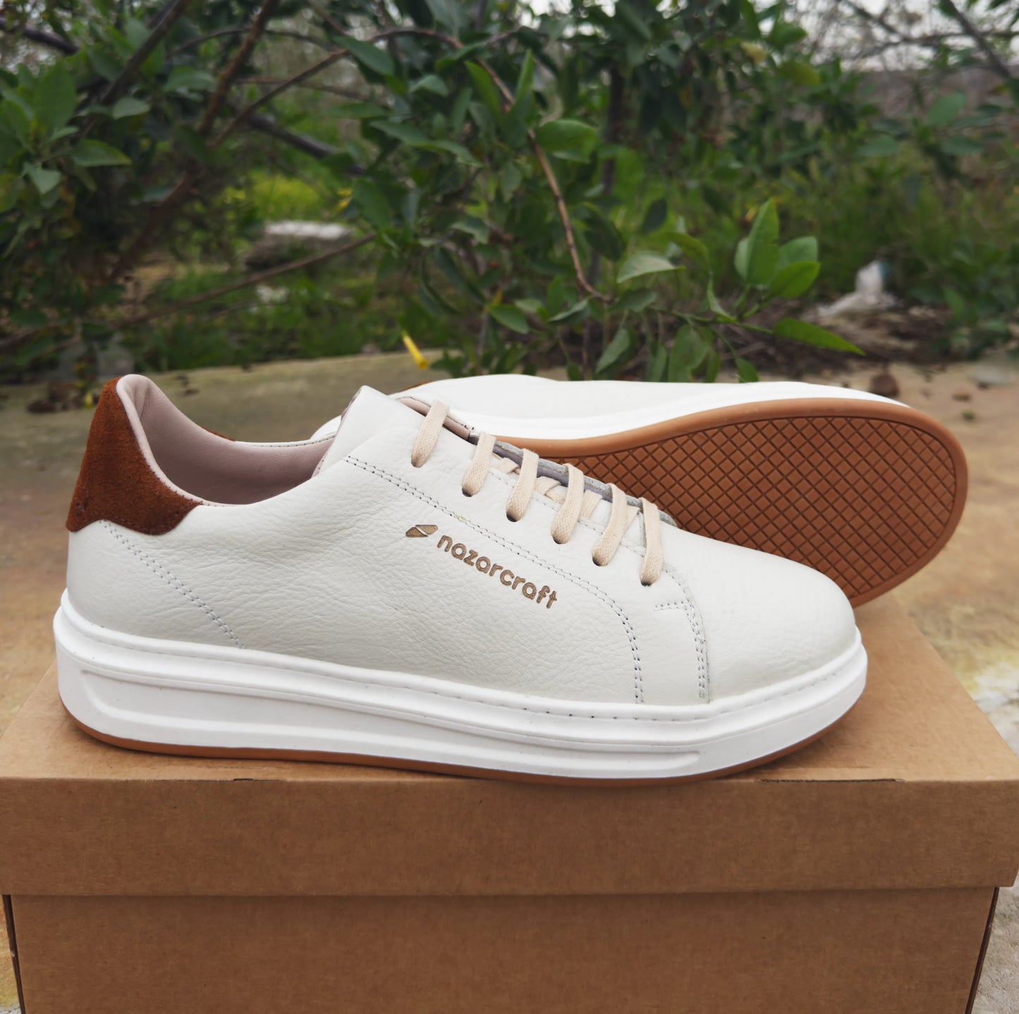 Sneakers en Cuir Grainé Noir et Beige Pour Homme et Femme