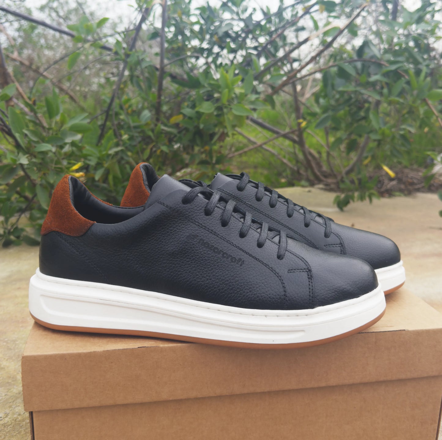 Sneakers en Cuir Grainé Noir et Beige Pour Homme et Femme