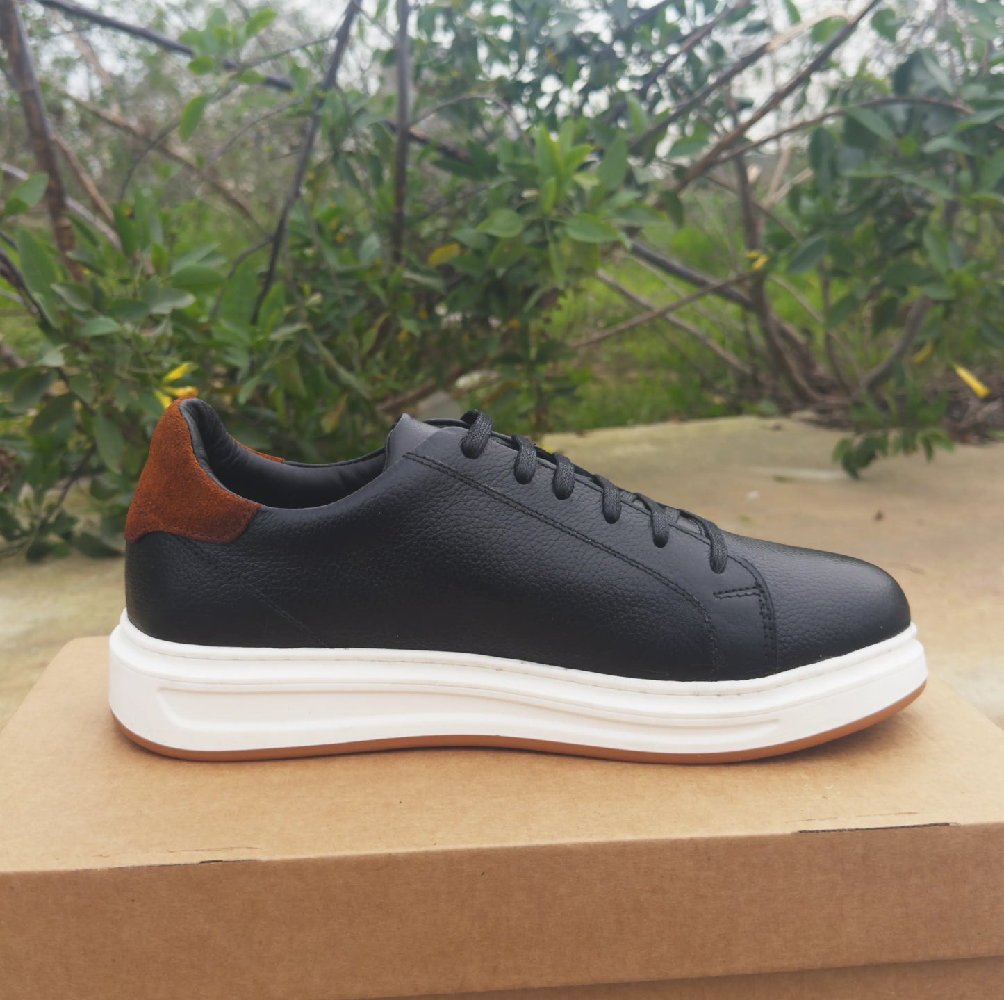 Sneakers en Cuir Grainé Noir et Beige Pour Homme et Femme