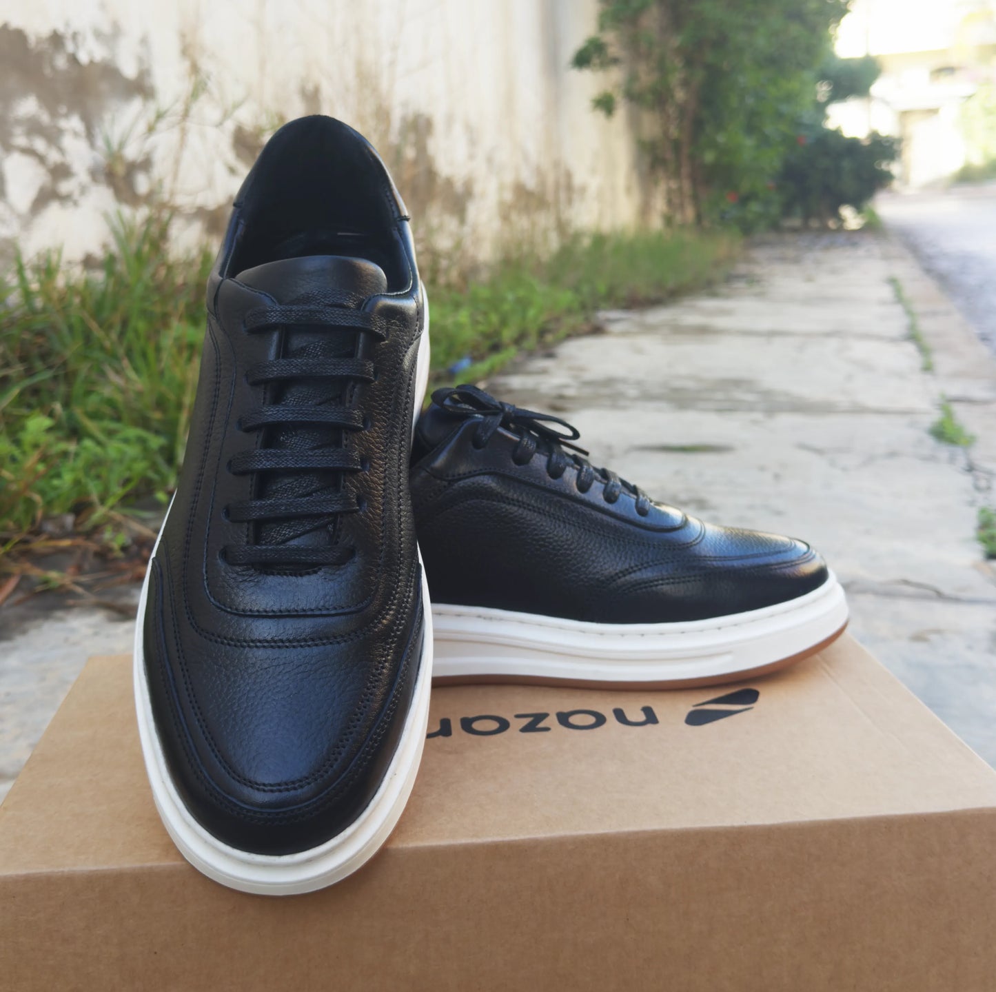 Baskets en Cuir Grainé Beige et Noir Pour Homme et Femme