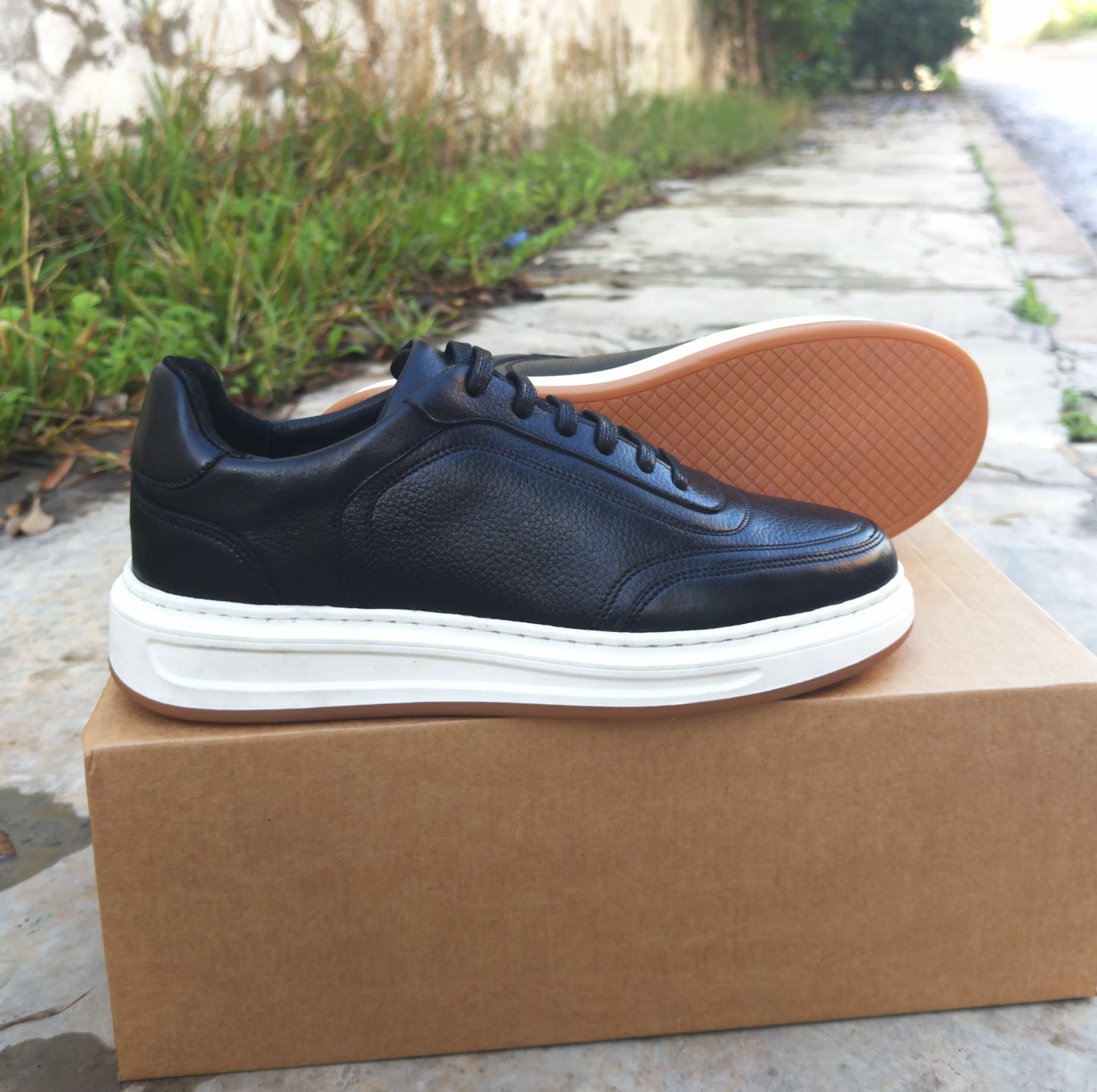 Baskets en Cuir Grainé Beige et Noir Pour Homme et Femme